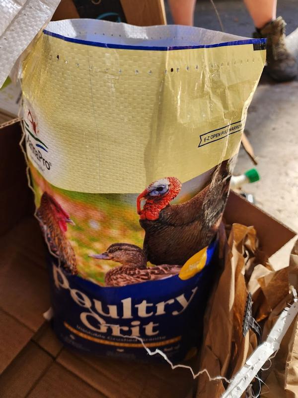 Manna Pro Poultry Grit Supplement, 25-lb Bag for Optimal Digestion